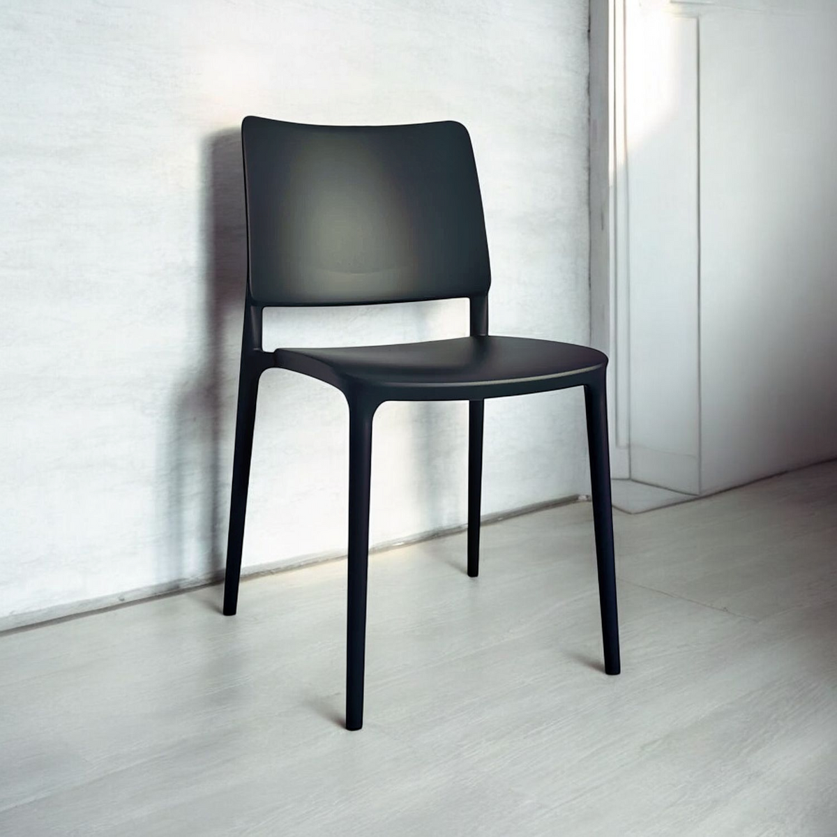 Chaise C38 : le parfait équilibre entre confort, design et robustesse